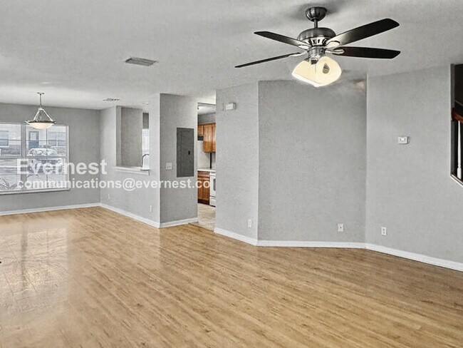 Building Photo - 3 Bed, 2.5 Bath Townhome in Gated Community / Pet-Friendly / Vouchers Accepted / Available Now!