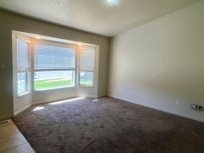 Foto del edificio - Lovely 4-Bedroom House in Lehi