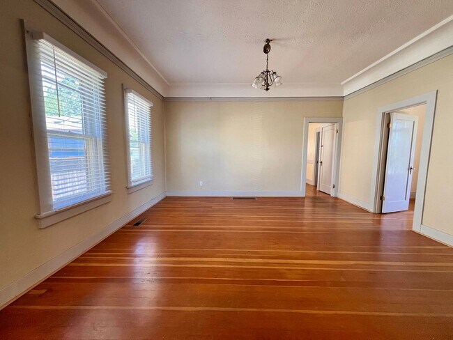 Building Photo - Charming Clinton Neighborhood Home 2 Bed 2 Bath — Close to Downtown & Division Street!
