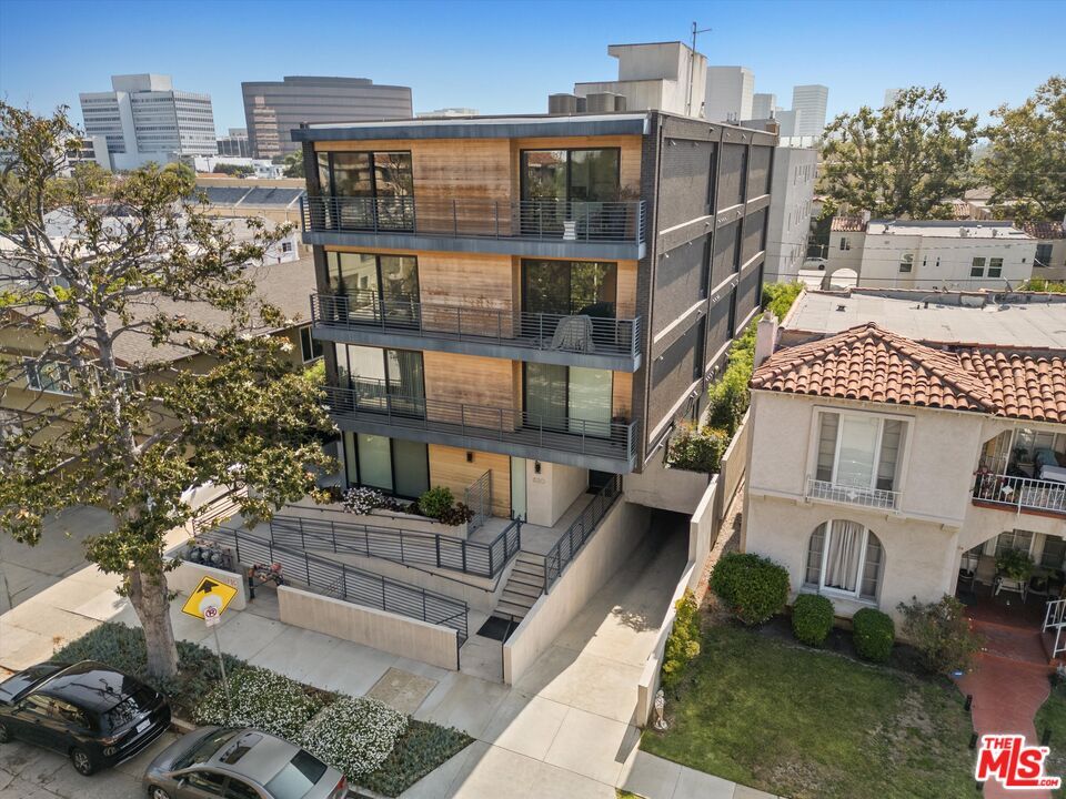 Foto principal - 820 S Sherbourne Dr