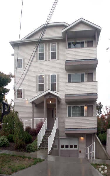 Building Photo - 906 N 96th St