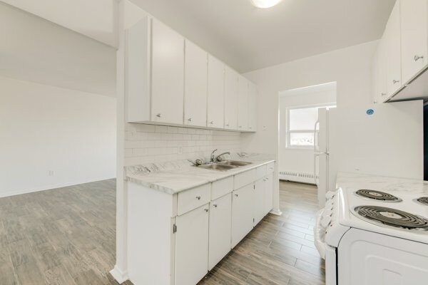 Photo du bâtiment - Bright and Spacious Apartments at Keele and Lawrence
