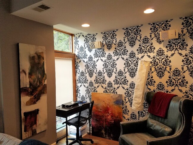 Building Photo - Spacious 2bed/2bath available April 15th!