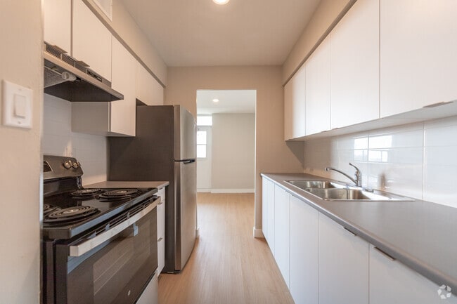 Interior Photo - 1577 Lawrence Avenue West