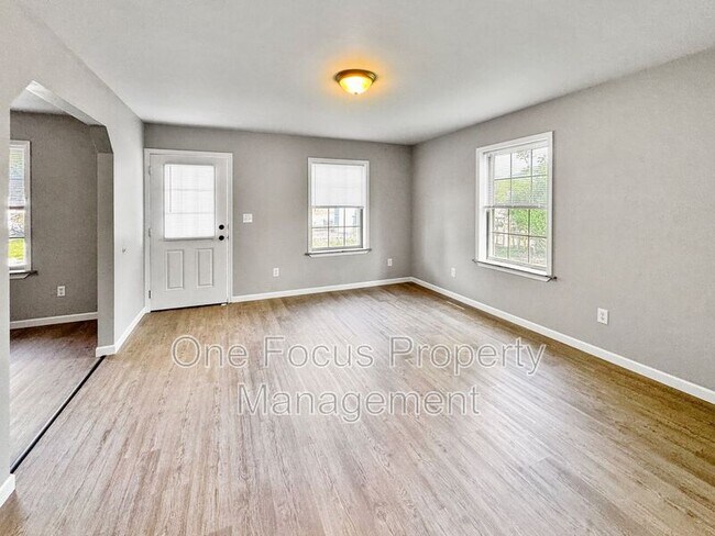 Building Photo - 218 Peach St