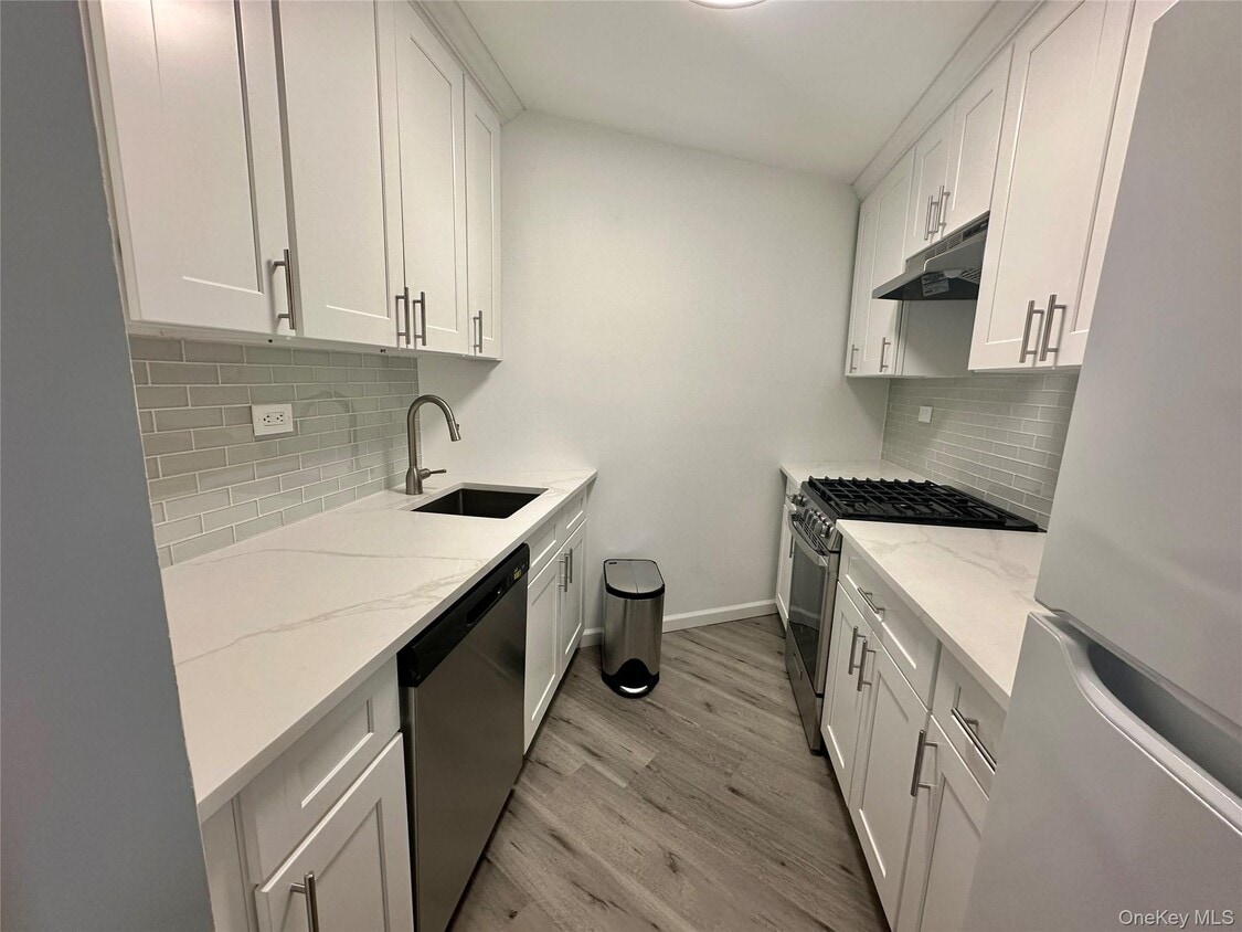 Primary Photo - 2 Bay Club Dr