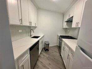 Building Photo - 2 Bay Club Dr