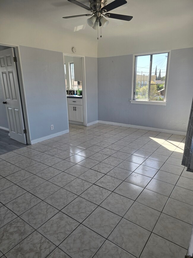 Sala de estar - 6230 Newell St