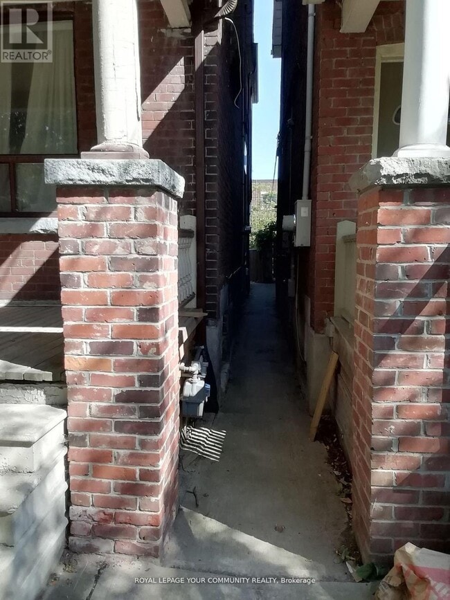 Building Photo - 761 Markham St