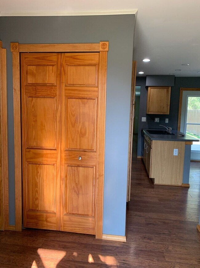 Building Photo - LIVE IN DOWNTOWN HOWELL! 3 BEDROOM HOUSE FOR LEASE