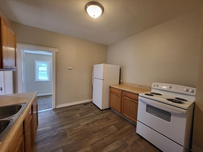 Building Photo - 1527 Des Moines St