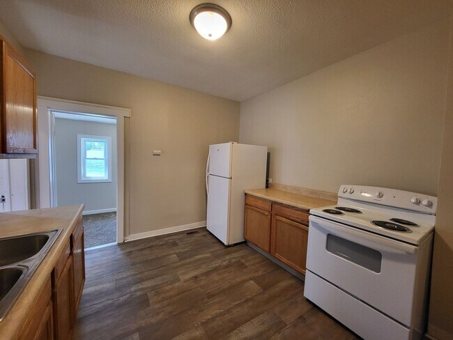 Foto del edificio - 3 Bedroom, 1 Bathroom Duplex with quick ac...