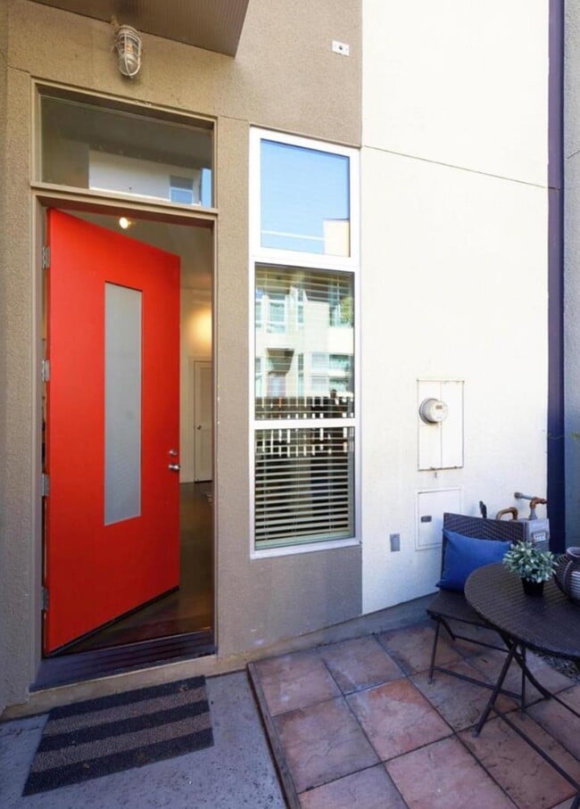 Building Photo - 18 Ambler Ln