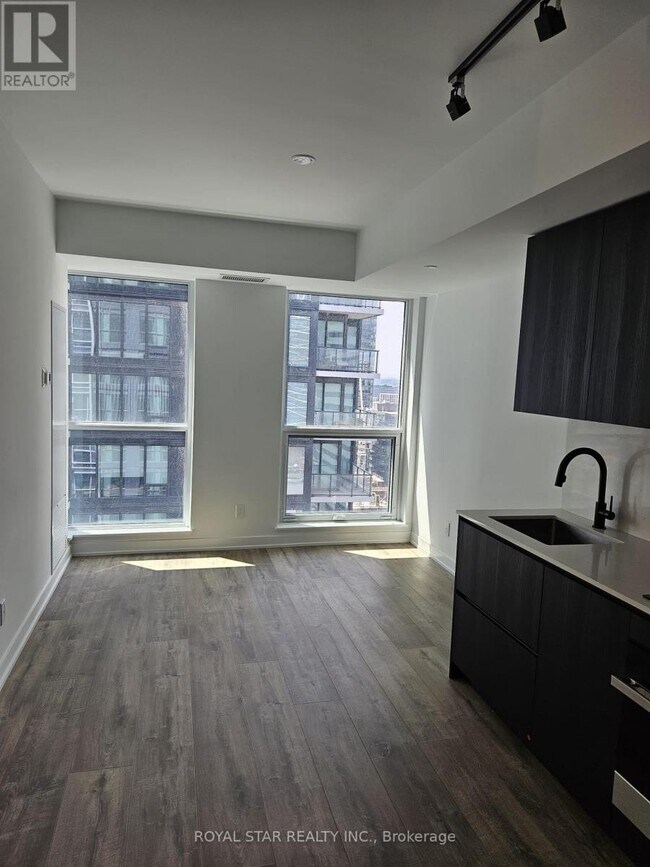 Building Photo - 327 King St W