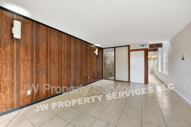 Building Photo - 309 Lilac St
