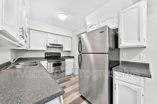 Photo du bâtiment - 10650-10158 158 Ave NW