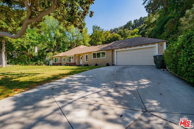Foto del edificio - 2760 E Glenoaks Blvd