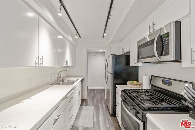 Building Photo - 1 br, 1 bath Condo - 6720 Hillpark Dr Apt 202