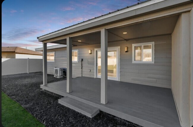 Foto del edificio - 604 W Crest Dr