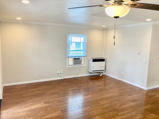 Foto del edificio - Large 1 Bed 1 Bath in Sherman Heights