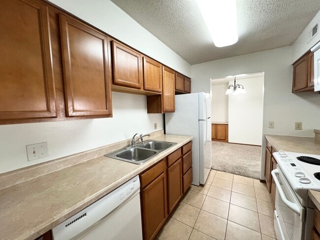 Building Photo - Oakridge Apartments 3 Bedroom, 2 Bathroom ...