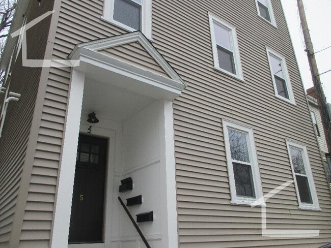 Building Photo - Large pet friendly, sunny, renovated 3 bed unit near Brookline Village.