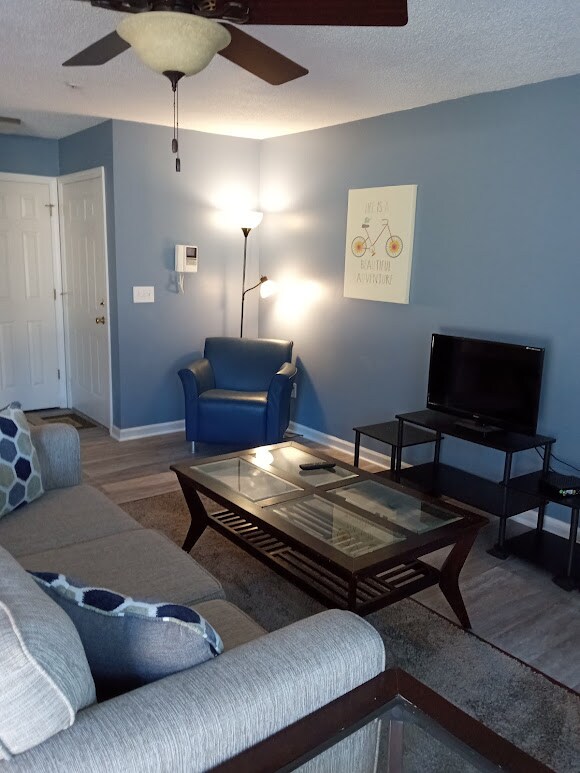 Foto del edificio - 412 Rivertree Ln