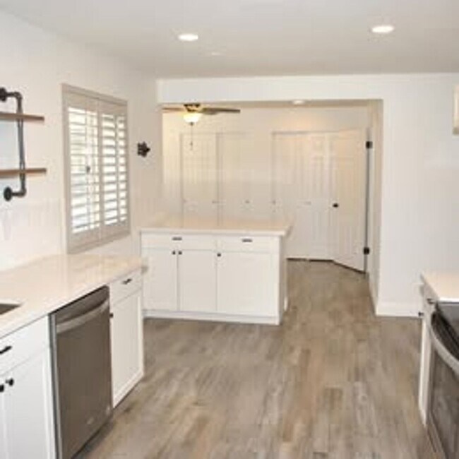 Foto del edificio - 3 BEDROOM 2 BATHS WITH A POOL FREE RENT W/ APPROVED CREDIT