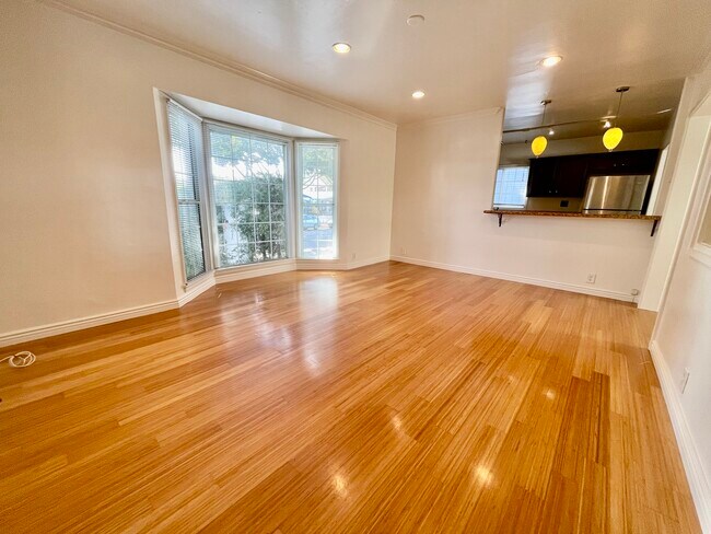 Sala de estar con ventanales - 1760 11th St