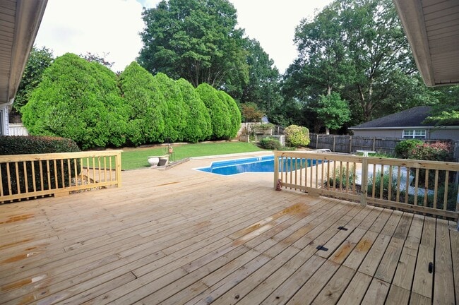 Foto del edificio - Large home with a pool.