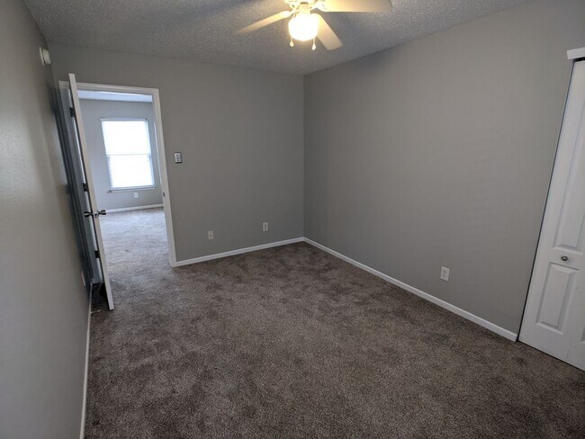 Foto del edificio - Spacious 3 bed 3 bath home in Indy!