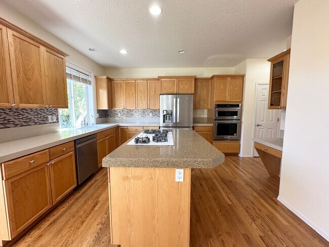 Foto del edificio - 4 Bedroom Bethany Home with Office on Main Level!