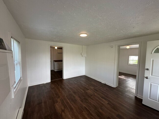 Building Photo - 461 Dennis Dr