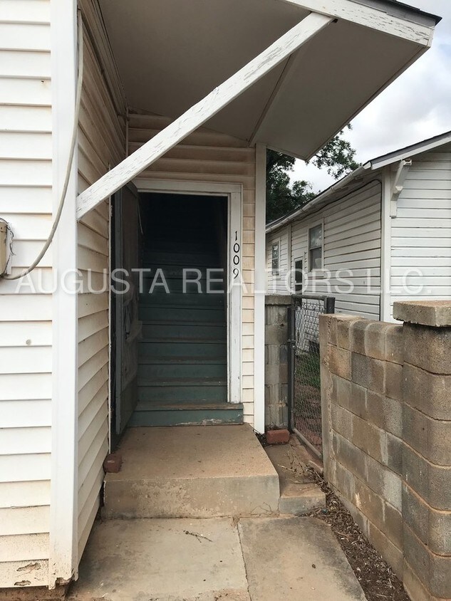 Primary Photo - Adorable Garage Apartment!!!
