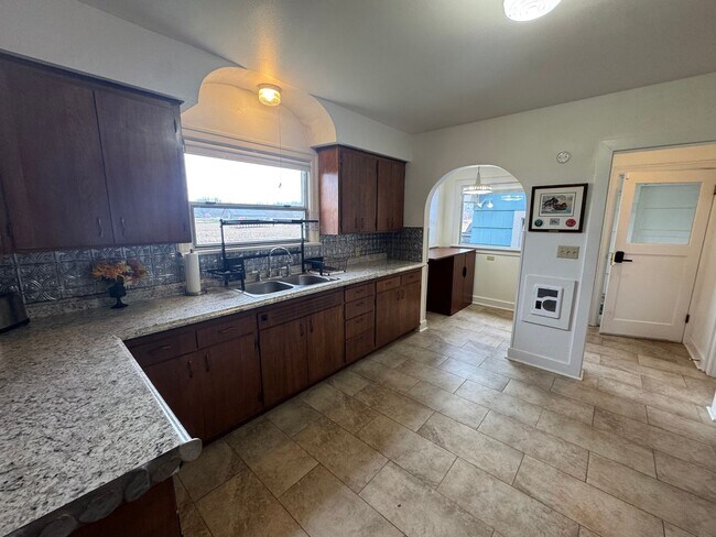 Foto del edificio - Farmhouse Short Term Partially Furnished (Available now through September)