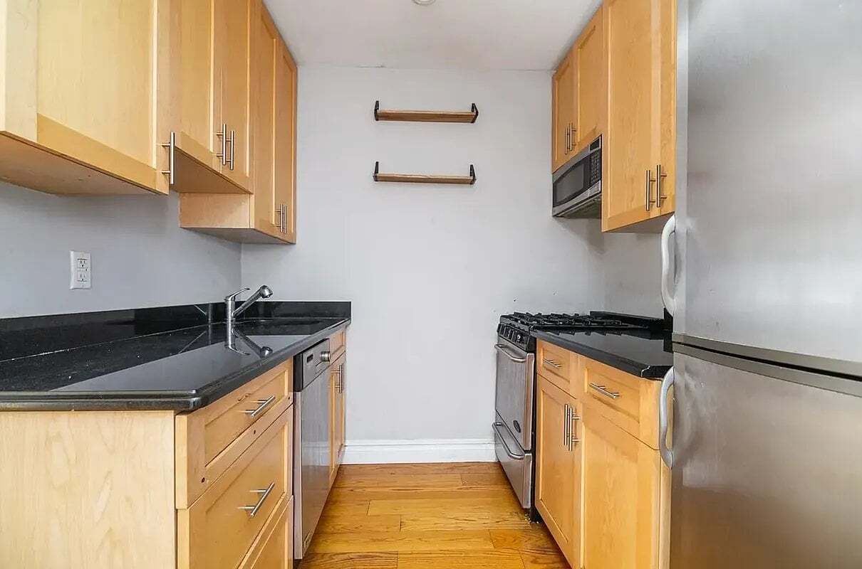 Building Photo - 380 E 10th St