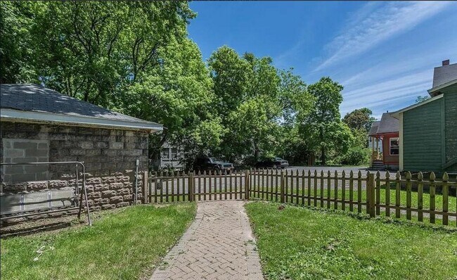 Building Photo - 304 Highland St