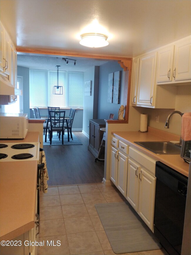 Building Photo - 82 Aqueduct Dr