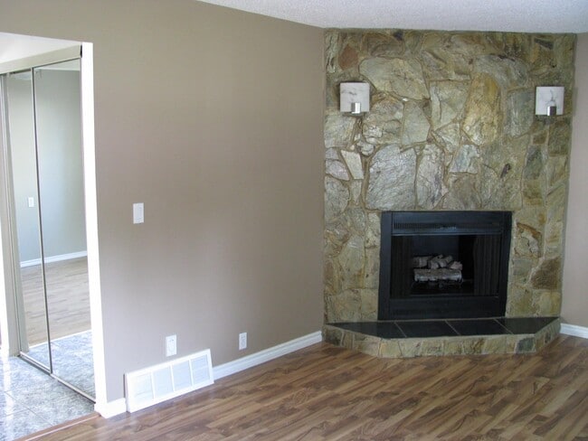Building Photo - 3 Bed 1.5 Bath Unit in Sherwood Park, AB