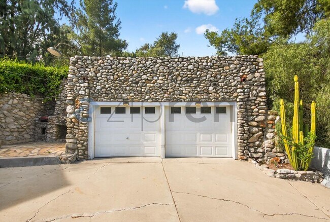 Building Photo - 16925 Hillside Dr