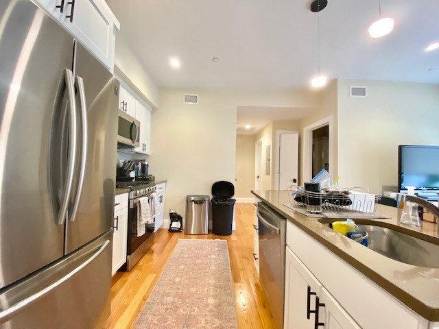 Building Photo - 9 Glencoe St