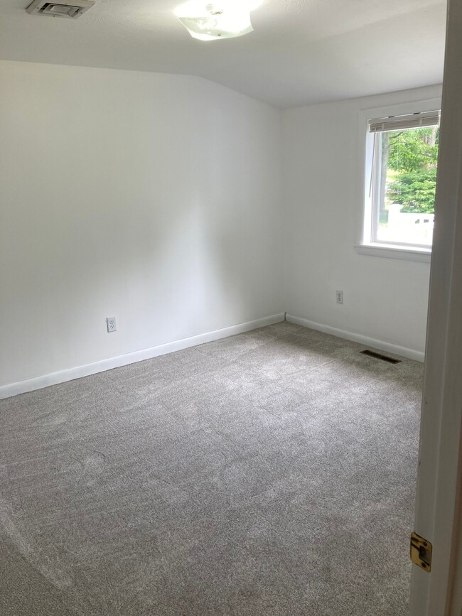 Building Photo - 8 Regency Dr