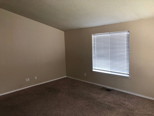 Building Photo - Contemporary Three Bedroom Home in South S...
