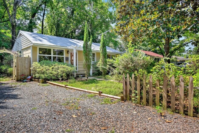 Building Photo - Fully Furnished Home with an Incredible Mi...