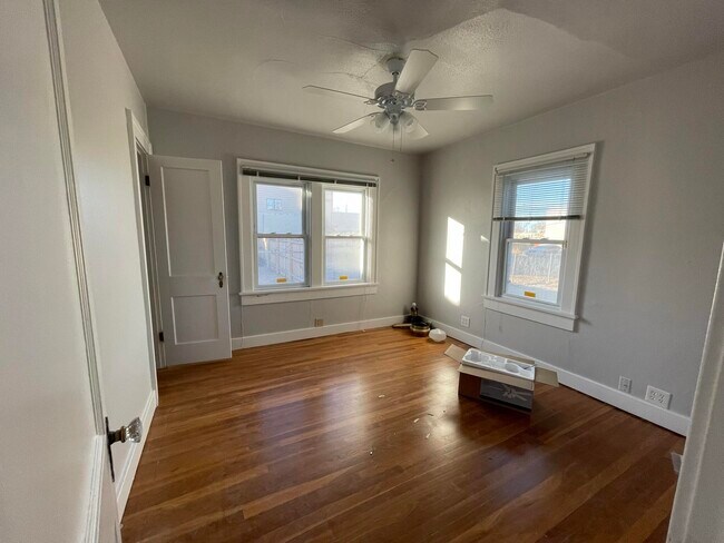 Building Photo - 405 Vassar Dr SE