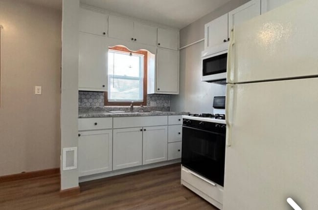 Building Photo - 615 8th Ave S