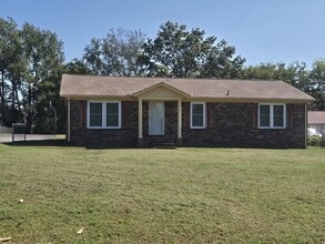 Building Photo - 2025 Stonebrook Dr