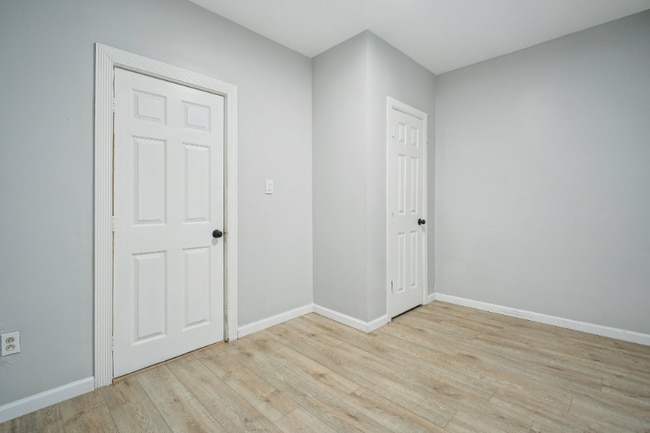 Building Photo - 296 Dixon Ave