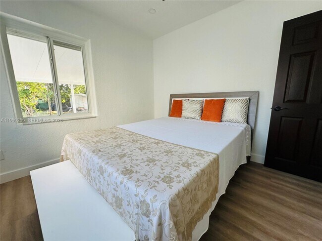 Foto del edificio - 3052 SW 6th St