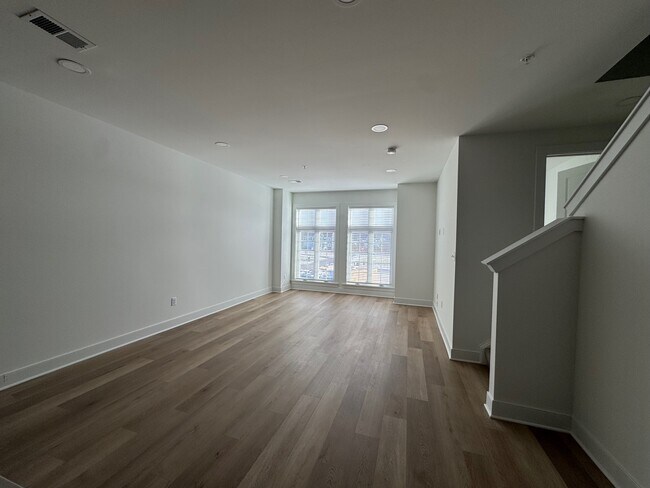 Vea el espacio en esta versátil sala familiar. - 119 Founders St